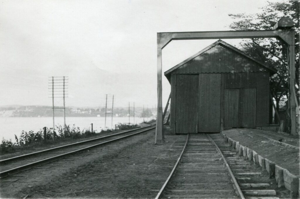 Omlastningen vid Jönköping strand. JGJ spår ligger högre troligen för att få samma golvnivå på de smalspåriga vagnarna och SJs godsvagnar. Foto: Nässjö Järnvägsmuseum samlingar.
